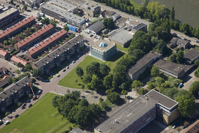 802563 Luchtfoto van de Abi Bakr Issiddik moskee (Berlagestraat 100) te Utrecht, uit het noorden.